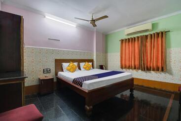 هتل O Sir Vr Sairam Lodge