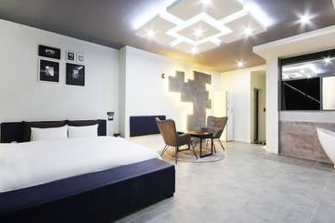 מוטל Muan Hotel The K