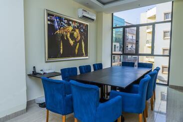 هتل Bachou Gallery Suites
