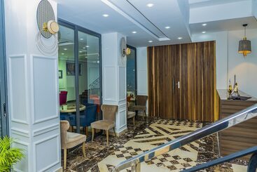 هتل Bachou Gallery Suites