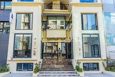 هتل Bachou Gallery Suites