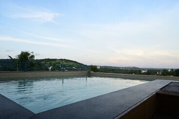 هتل Candolim Suites