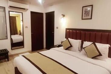 هتل Candolim Suites