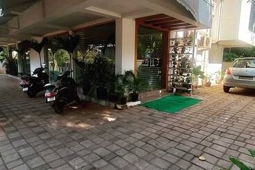 هتل Candolim Suites