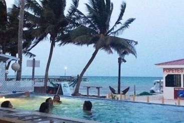 هتل Club Rooms At Popeyes Beach Resort