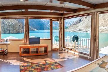 هتل Luxus Hunza Attabad Lake Resort