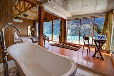 هتل Luxus Hunza Attabad Lake Resort