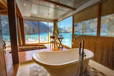 هتل Luxus Hunza Attabad Lake Resort