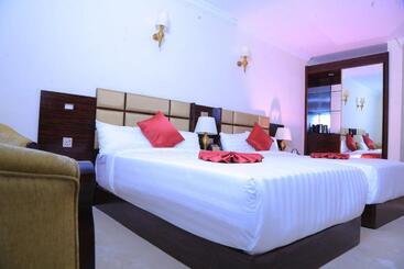 هتل Sunland International