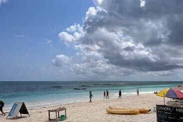 هتل Nungwi Beach Front