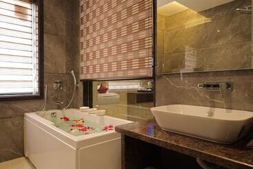 هتل Taj Crown Plaza