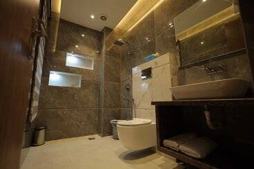 هتل Taj Crown Plaza