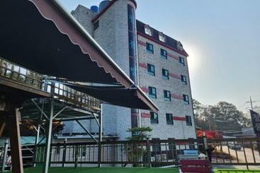 مُتل Jecheon Cheongpung Bali