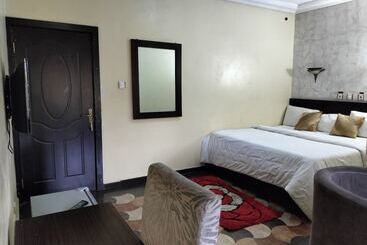 Steffan Hotel And Suites