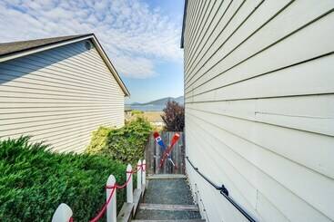 Coastal Haven W/ Hot Tub & San Juan Island Views