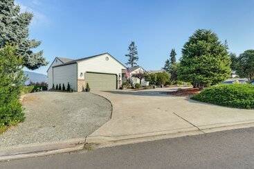 Coastal Haven W/ Hot Tub & San Juan Island Views