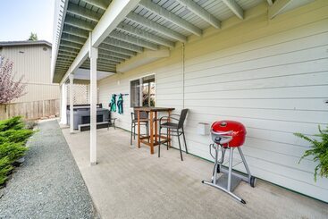 Coastal Haven W/ Hot Tub & San Juan Island Views