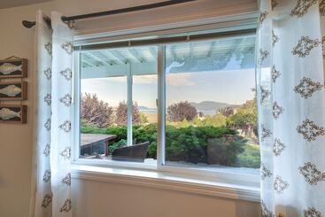 Coastal Haven W/ Hot Tub & San Juan Island Views