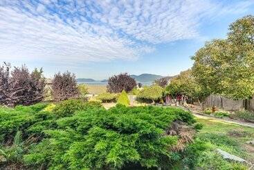 Coastal Haven W/ Hot Tub & San Juan Island Views
