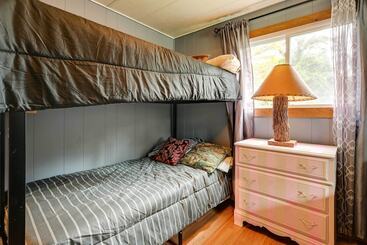 קוטג'' Cozy Bay City Abode W/ Deck & Fire Pit, Near Lakes