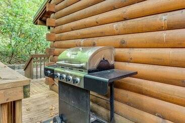 Cozy North Carolina Cabin W/ Hot Tub & Fire Pit!