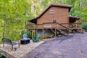 Cozy North Carolina Cabin W/ Hot Tub & Fire Pit!