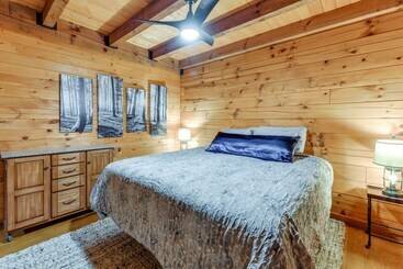 Cozy North Carolina Cabin W/ Hot Tub & Fire Pit!