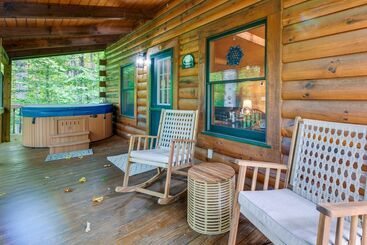 Cozy North Carolina Cabin W/ Hot Tub & Fire Pit!
