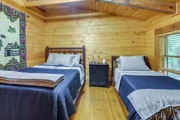 Cozy North Carolina Cabin W/ Hot Tub & Fire Pit!