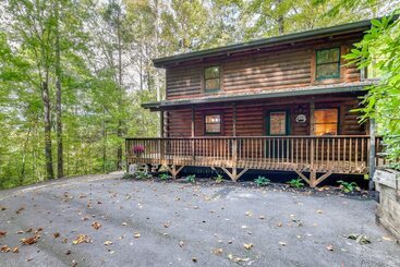 Cozy North Carolina Cabin W/ Hot Tub & Fire Pit!