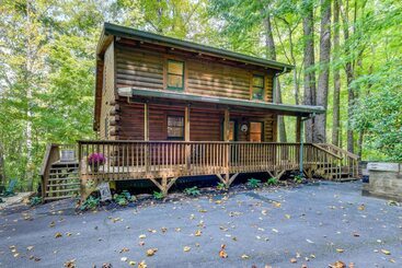 Cozy North Carolina Cabin W/ Hot Tub & Fire Pit!