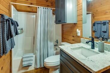 Cozy North Carolina Cabin W/ Hot Tub & Fire Pit!