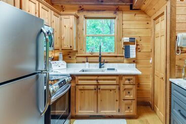 Cozy North Carolina Cabin W/ Hot Tub & Fire Pit!