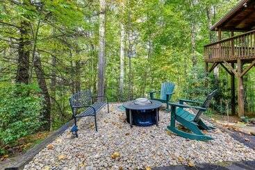 Cozy North Carolina Cabin W/ Hot Tub & Fire Pit!