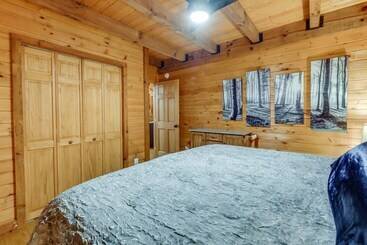 Cozy North Carolina Cabin W/ Hot Tub & Fire Pit!