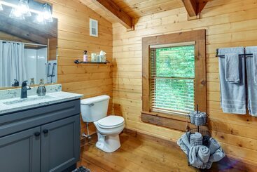 Cozy North Carolina Cabin W/ Hot Tub & Fire Pit!