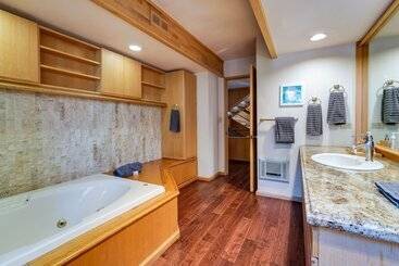 بيت ريفى Expansive Tahoe Donner House With Hot Tub!