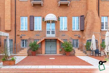مسافرخانه Hotiday Room Collection   Ferrara
