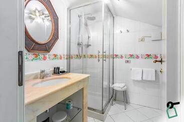 مسافرخانه Hotiday Room Collection   Ferrara