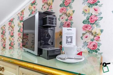 مسافرخانه Hotiday Room Collection   Ferrara