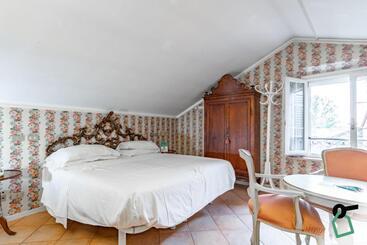 مسافرخانه Hotiday Room Collection   Ferrara