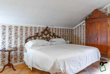 مسافرخانه Hotiday Room Collection   Ferrara