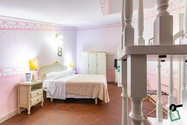 مسافرخانه Hotiday Room Collection   Ferrara