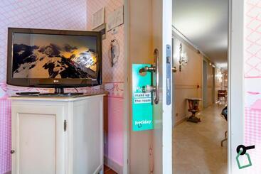مسافرخانه Hotiday Room Collection   Ferrara