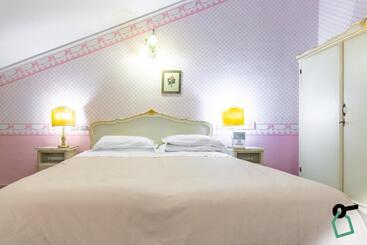 مسافرخانه Hotiday Room Collection   Ferrara