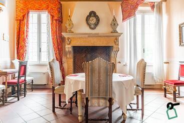 مسافرخانه Hotiday Room Collection   Ferrara