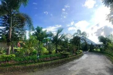 בית מלון כפרי Padmini Resorts