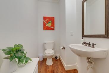 Houston Home Near Downtown W/ Pool & Hot Tub!