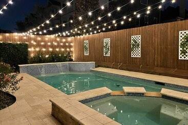 Houston Home Near Downtown W/ Pool & Hot Tub!