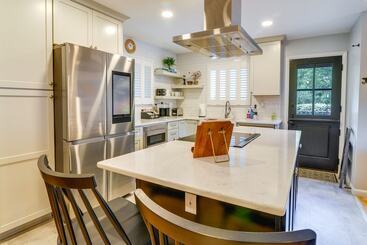 کلبه Luxurious Morgantown Retreat W/ Stunning Views!